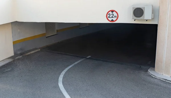 Красный Знак Показывающий Высоту Потолка Метра Подъезде Подземному Паркингу Белой — стоковое фото