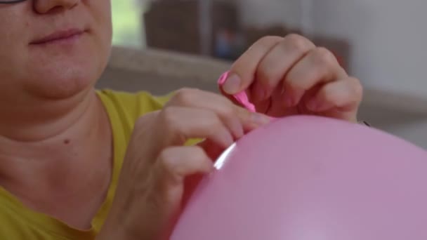 Zblízka Dívka Snaží Svázat Růžový Balón Ale Vyletí Jejích Rukou — Stock video
