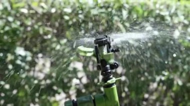 Yeşillik ve tarlaların suni sulama için yakın çekim cihazı. Bitkilerin yapay sulaması. Sulama aygıtı.
