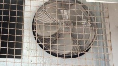 Gri metal endüstriyel vantilatör binaya bağlı ve soğutulması gerekiyor.