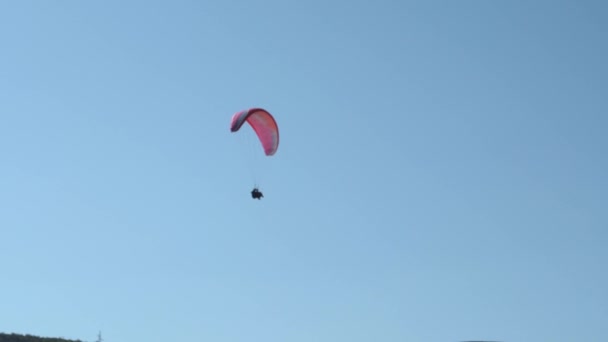 在蓝天的背景下 一架蒸汽飞机在城中高楼大厦附近飞行 极限运动 — 图库视频影像
