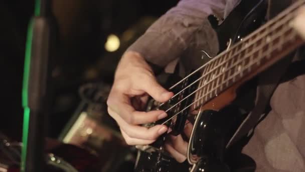 Close Człowiek Gra Czarnej Gitarze Basowej Podczas Koncertu Rockowego Zewnątrz — Wideo stockowe