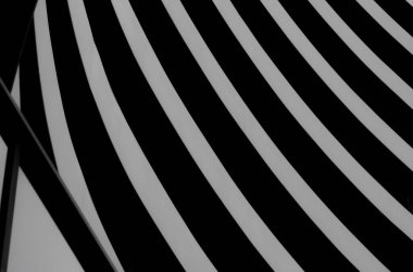 İlginç mimarisi olan büyük bir bina. Siyah ve gri çizgili arka plan. Çizgi biçiminde inşa ediliyor