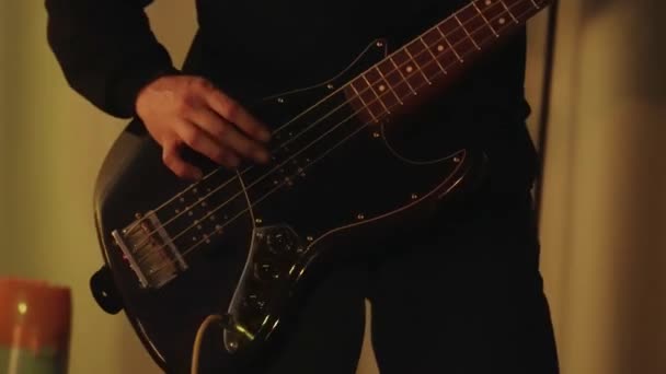 Guitarrista Masculino Tocando Baixo Elétrico Concerto Rock Clube Vermelho Verde — Vídeo de Stock
