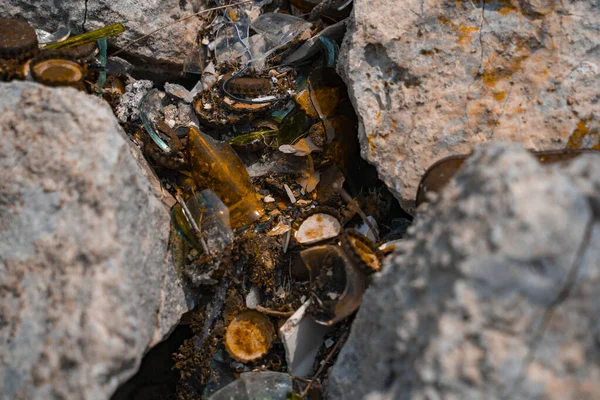 Tapas Botellas Oxidadas Cristales Rotos Otros Desechos Que Contaminan Naturaleza —  Fotos de Stock
