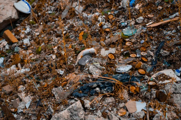 Zardzewiałe Zakrętki Stłuczone Szkło Inne Zanieczyszczenia Przyrody Ludzkie Śmieci Które — Zdjęcie stockowe