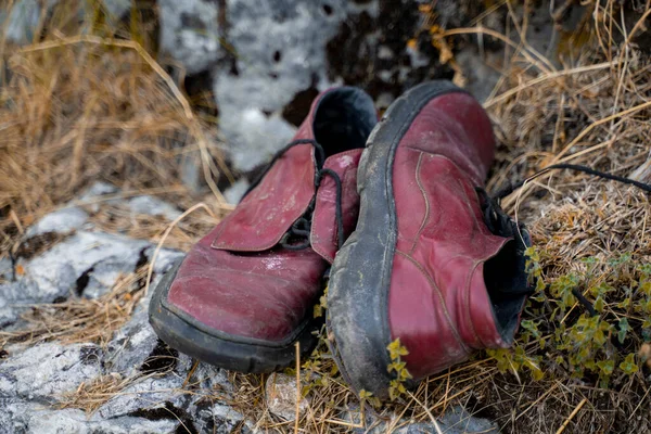 ストリートに投げ込まれた引き裂かれた革の靴のクローズアップ 人間のゴミは地球上の自然を汚染する — ストック写真