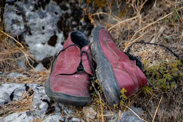 Close Torn Leather Shoes Thrown Street Human Garbage Pollutes Nature — Stock Photo, Image