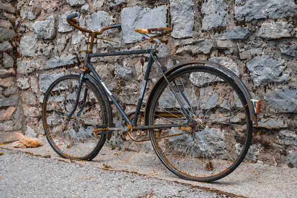 Старый Ржавый Двухколесный Велосипед Стоит Фоне Каменной Стены Древнего Вида — стоковое фото