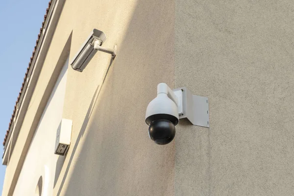 Deux Caméras Vidéosurveillance Blanches Sur Mur Bâtiment Photo De Stock
