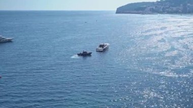 Turist yatları, açık denizlerdeki gemiler, turistler için su, yaz sıcağı.,