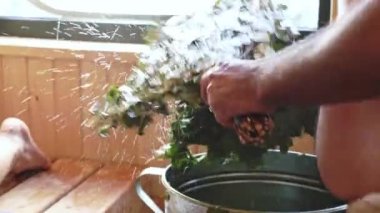 Banyo süpürgesini metal bir leğene sokmaya yakın çekim. Banyo ardıcı süpürgesi. Banyo işlemleri için hazırlıklar.