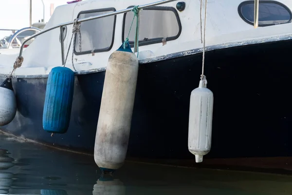 Rıhtımda su üstünde yüzen, dalgalarda yüzen, yan manzaralı eski bir teknenin pruvası..