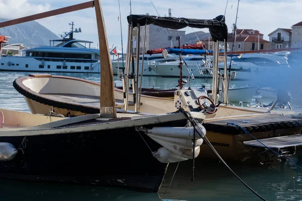 Лук Старой Лодки Очищающей Краской Которая Плавает Воде Пирсе Плавает Лицензионные Стоковые Фото