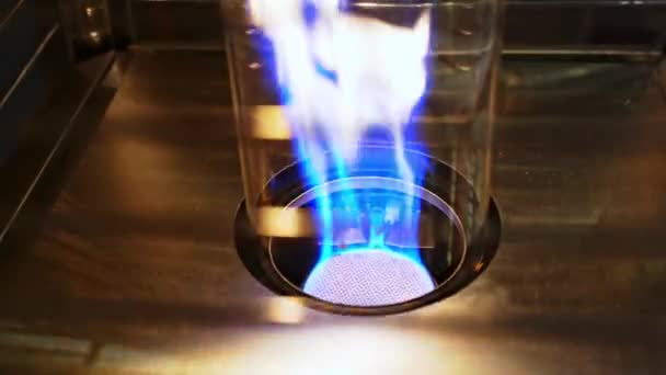 从金属格栅的气体燃烧器中发出的强烈火焰的特写 喷管里喷出的炽热的喷射物 煤气炉里的火 — 图库视频影像