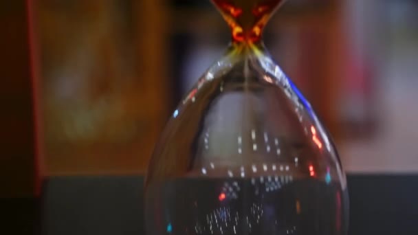 Saati Gösteren Bir Cam Kum Saatinin Yakın Çekimi Çağlayarak Akan — Stok video