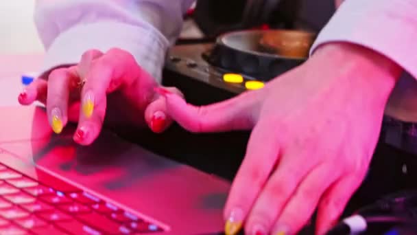 Крупним Планом Жіночі Руки Приносять Музику Консолі Фіолетовий Колір Прожекторів — стокове відео