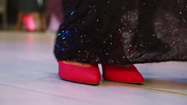 Close Girl Red Shoes Black Shiny Dress Dancing Party Close — Vídeo de stock