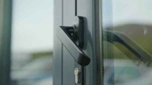 Крупный План Женской Руки Открывает Дверную Ручку Черном Войти Комнату — стоковое видео