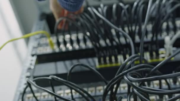 Detailní Záběr Hlavního Elektrikáře Kontroluje Funkčnost Drátů Serveru Systém Kontroluje — Stock video