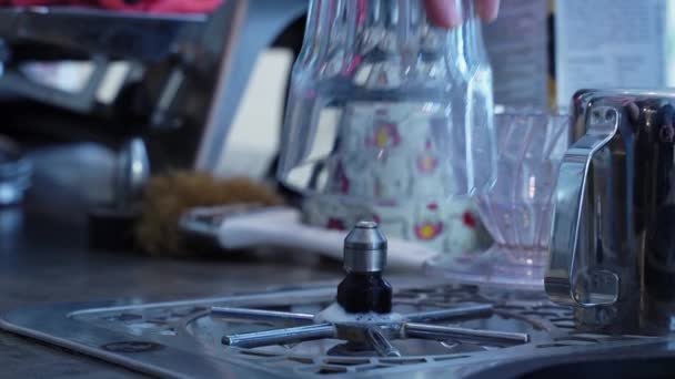 汚れたガラスを皿洗い機で洗う女の子のクローズアップ コーヒーショップで汚れたカップを洗う 汚れた皿の殺菌 高品質の4K映像 — ストック動画