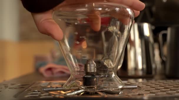 一个用洗碗机洗肮脏玻璃杯的女孩的特写 在咖啡店洗脏杯子 肮脏盘子的消毒 高质量的4K镜头 — 图库视频影像