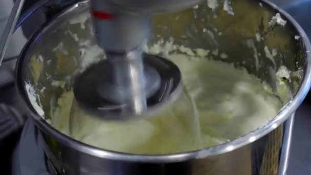 Zbliżenie Mieszalnika Bicia Maślanki Ciasta Pieczenia Domowe Przepisy Kulinarne Wysokiej — Wideo stockowe