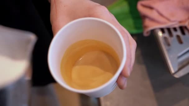 커피숍에서 커피에 예술을 그리는 소녀의 클로즈업 그리기 고품질 — 비디오