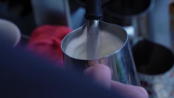 Großaufnahme Eines Mädchens Einem Coffeeshop Das Milch Für Kaffee Schlägt — Stockvideo