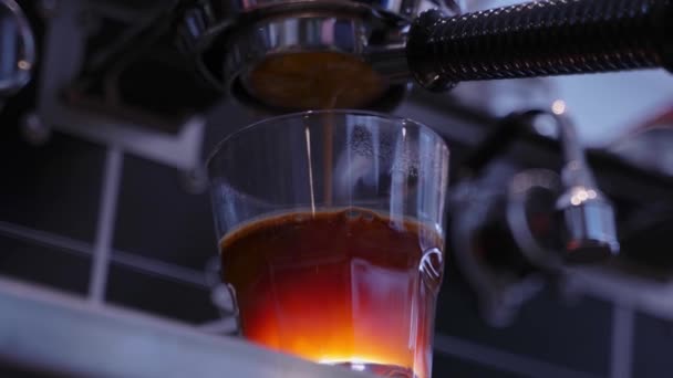 Κοντινό Πλάνο Του Espresso Που Χύνεται Ένα Ποτήρι Που Στέκεται — Αρχείο Βίντεο