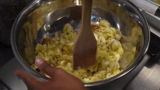 Close Dari Seorang Pria Menyiapkan Puree Pisang Dengan Spatula Kayu — Stok Video