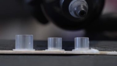 Şeffaf plastik kapaklara siyah dövme mürekkebi dök. Dövme oturumundan önce işyerini hazırlıyorum. Yüksek kalite 4k görüntü