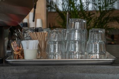 Yıkanmış bardaklar ve tabaklar mutfakta kuruyor. Temiz tabaklara yakın çekim. Bulaşıkçı. Yüksek kalite fotoğraf