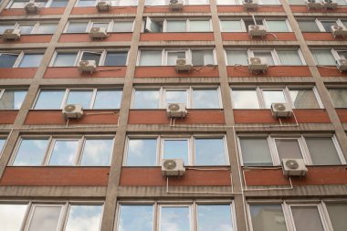 Bir sürü kliması olan bir ev. Klimalı bir evde, bir dairenin yakın çekimi. Yüksek kalite fotoğraf