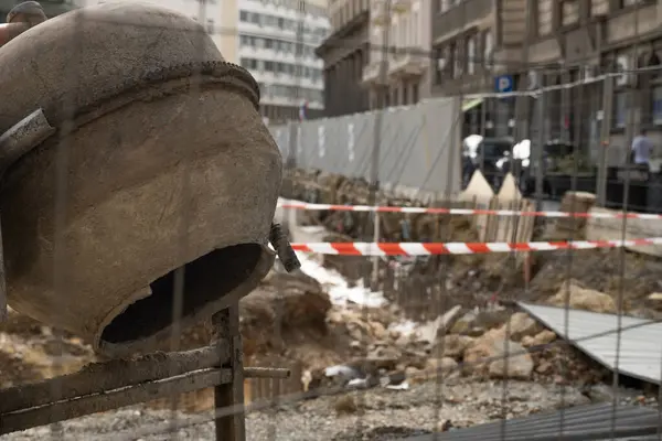Tamir yeri kırmızı ve beyaz bir kurdeleyle çevrili. orta plan kırmızı ve beyaz kurdele ve asfalt ve toprak ile yol çalışması sitesi ile eklenmiştir. 