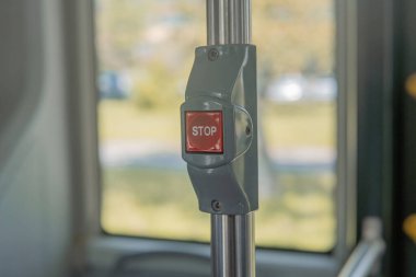 Dur düğmesi otobüste kırmızıdır. Minibüs şoförüne durması için işaret ver. Yüksek kalite fotoğraf