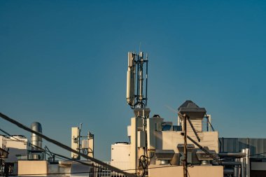 Telekomünikasyon antenleri evin çatısında. Yüksek kalite fotoğraf