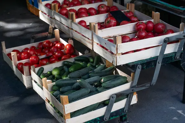 Sokakta sebzeli ahşap kutular. Piyasa. Taze sebzeli süpermarket. Yüksek kalite fotoğraf