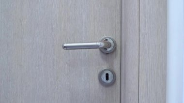 Banyo kapısını açan bir kızın yakın çekimi. Yüksek kalite 4k görüntü