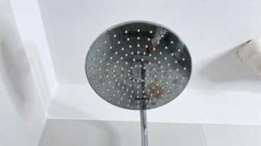 Banyodaki metal yağmurun yakın çekimi. Duş odası. Yüksek kaliteli FullHD görüntüler