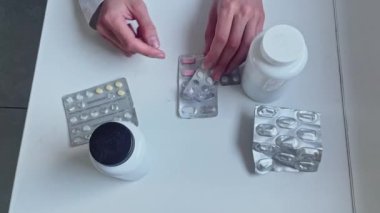 Kız iyileşmek için hap alıyor. Kız soğuk algınlığı ilacı içiyor. Yüksek kaliteli FullHD görüntüler