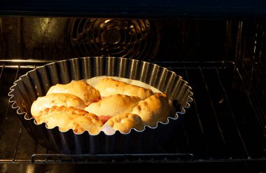 Fırında pişmiş Rus turtaları fırında özel bir şekilde pişiriliyor. Taze ev yapımı kekler..