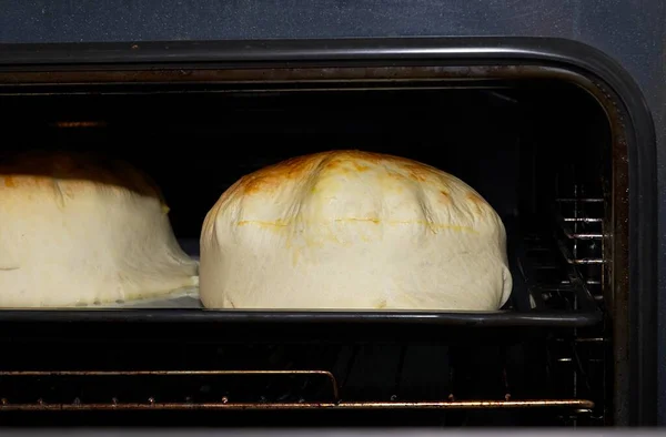 Крупним Планом Свіжий Хліб Домашній Кухні Процес Випічки Хліба Домашній — стокове фото