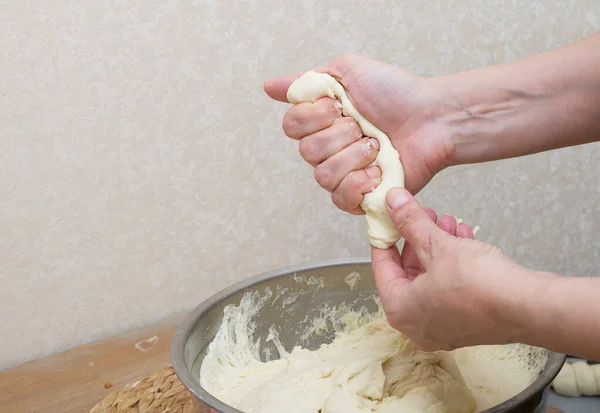 Mâinile Femeilor Frământă Aluatul Bucătăria Acasă Lângă Peretele Masa Lemn — Fotografie, imagine de stoc