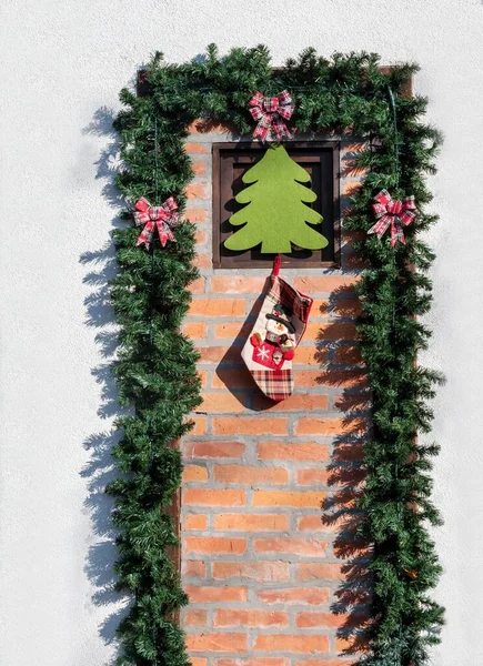 Noel Süsleriyle Süslenmiş Evin Tuğladan Duvarları Parlak Güneş Işığıyla Süslenmiş — Stok fotoğraf