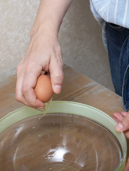 Elinde Taze Tavuk Yumurtası Çiftlikte Pişirmek Için Hazırlanmış Büyük Cam — Stok fotoğraf