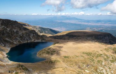 Dağlardaki doğal rezerv ve aynanın muhteşem manzarası açık mavi gökyüzünün altında beyaz kabarık bulutlar neşe, rahatlama, yoga ve seyahat için harika bir yer..