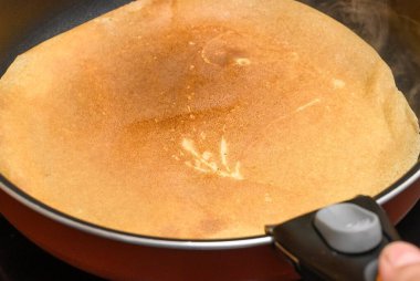 El yapımı ev yapımı lezzetli altın tava kekleri pişirme ve yenmeye hazır olma süreci. Yakın çekim eller yukarı baksın. Konforlu ev mutfağı. Stüdyo kaliteli fotoğraf..