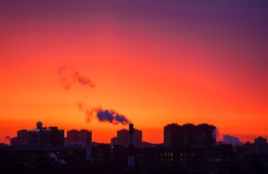 Rusya, Moskova bölgesi. Renklerle dolu bir gökyüzü, Şubat sabahının başlarında. Dawn..