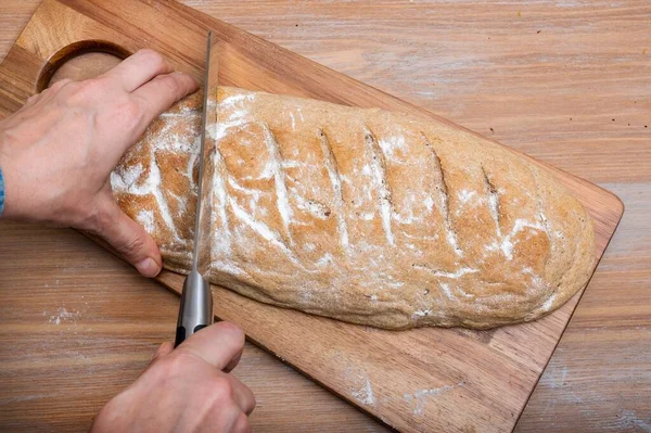 Kvinnlig Hand Håller Färskt Handgjort Bröd Nykokt Gård Ugn Träskiva — Stockfoto